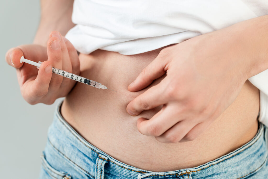 Mujer con tratamiento de inyección de hormonas para quedar embarazada