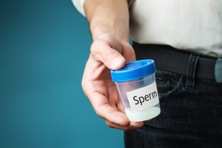 Hombre en exámenes para evaluar su salud reproductiva masculina