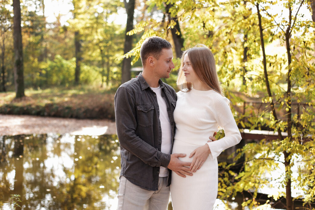 Pareja quien se encuentran esperando un bebe gracias a la fertilidad natural