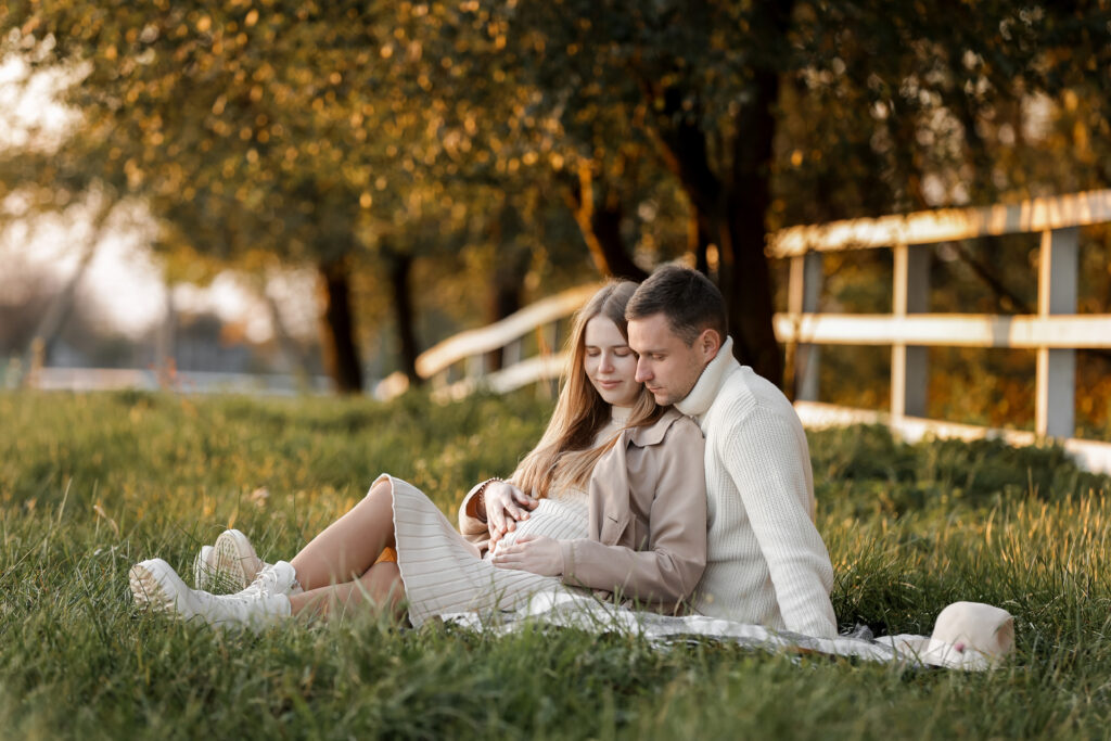 Pareja feliz por su embarazo gracias a la Naprotecnología en Colombia