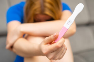 Mujer triste quien no quedo embarazada a causas de infertilidad femenina