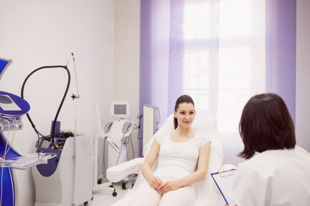 Mujer consultando en centros de fertilidad gratuitos