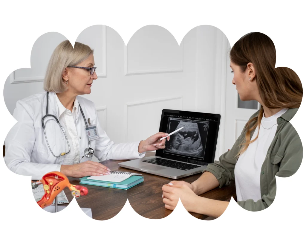 Medico brindando asesoría personalizada con su paciente