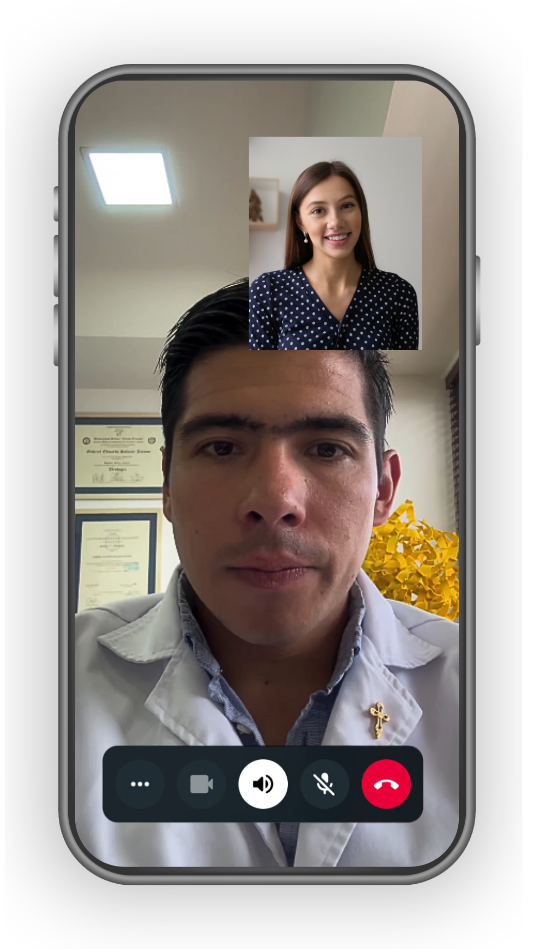 Doctor Jorge Luquerna en una llamada con una paciente hablando sobre naprotecnologia