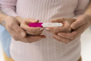 Mujer que logro un embarazó gracias a las clínicas de naprotecnología en Bogotá