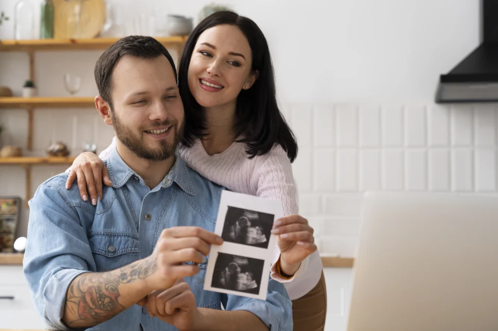 Pareja quien se realizo un tratamiento de fertilidad en Bogotá