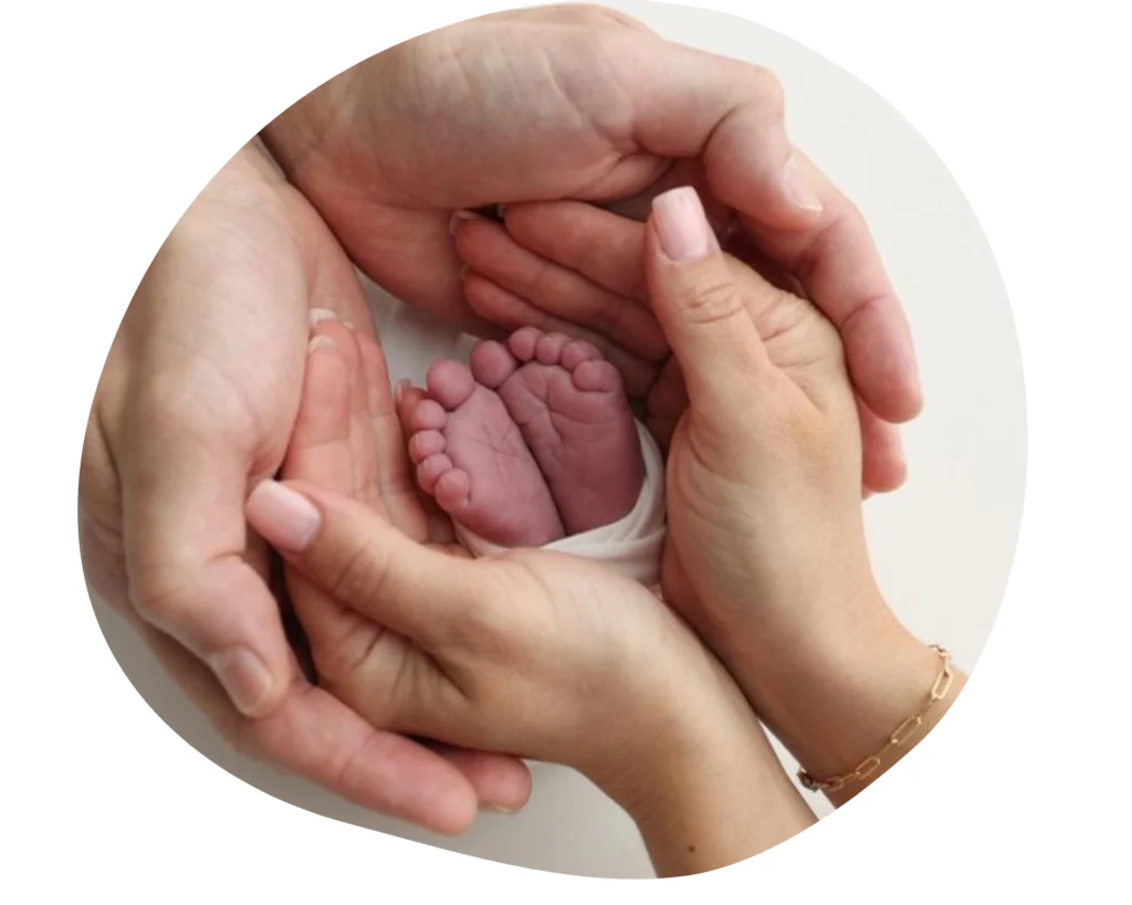 Familia feliz gracias a la Innovación en Tratamientos de Fertilidad de Naprotech