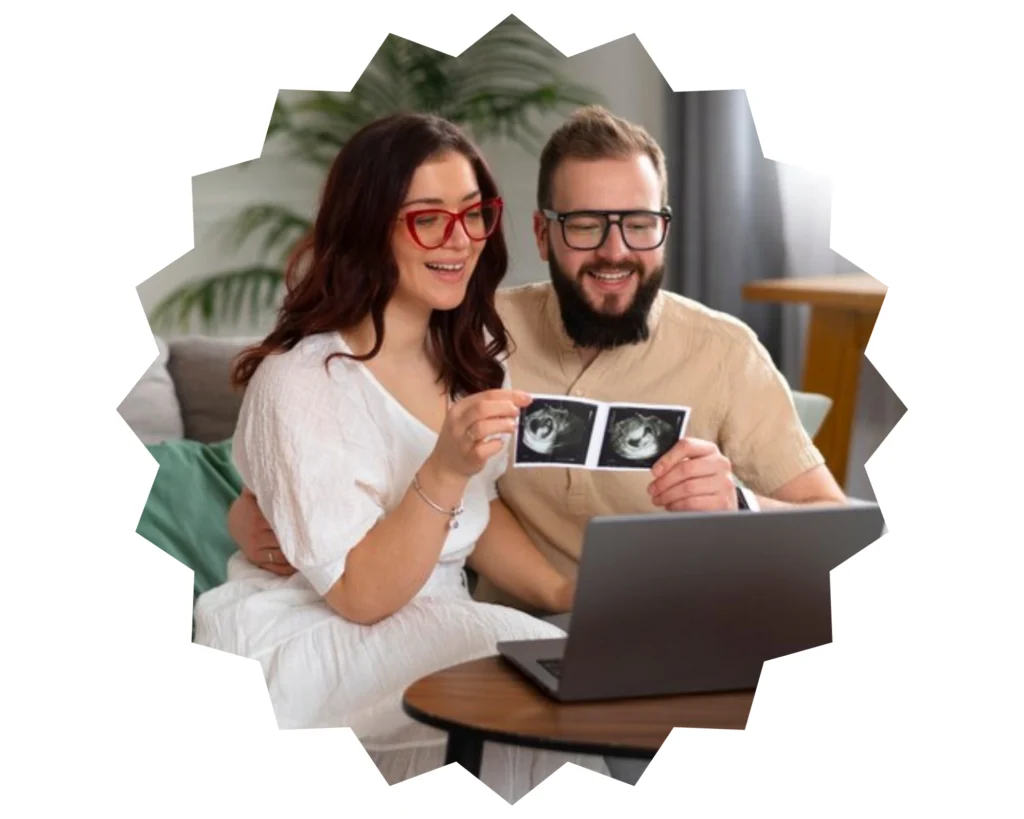 Pareja feliz recibiendo Atención Integral para ellos y su Bebé