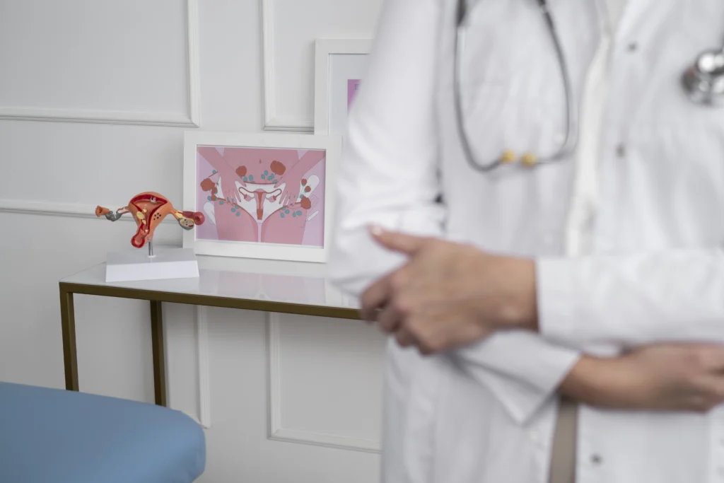 Un medico en clínicas de fertilidad para personas de bajos recursos en Bucaramanga