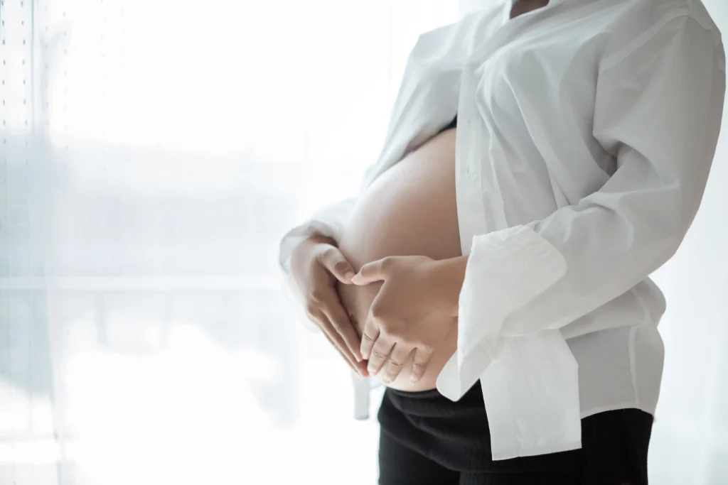 Un mujer embarazada gracias a las clínicas de fertilidad para personas de bajos recursos en Cali