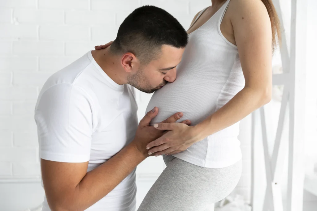 Pareja embarazada gracias a las clínicas de fertilidad para personas de bajos recursos en Medellin