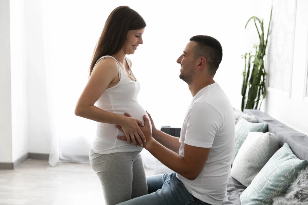 Pareja feliz con su embarazo gracias a las Clínicas De Fertilidad Para Personas De Bajos Recursos En Ibagué