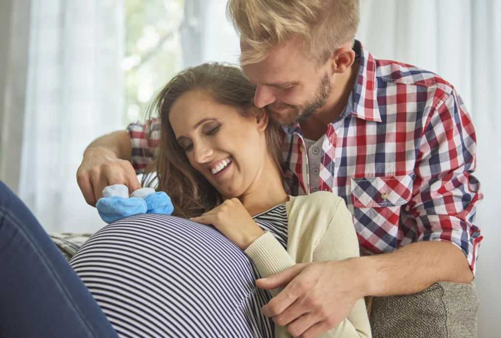 Pareja quien logro concebir gracias a las Clínicas De Fertilidad Para Personas De Bajos Recursos En Villavicencio