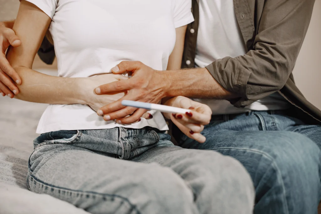 Pareja embarazada gracias a las clínicas de fertilidad para personas de bajos recursos en Cúcuta