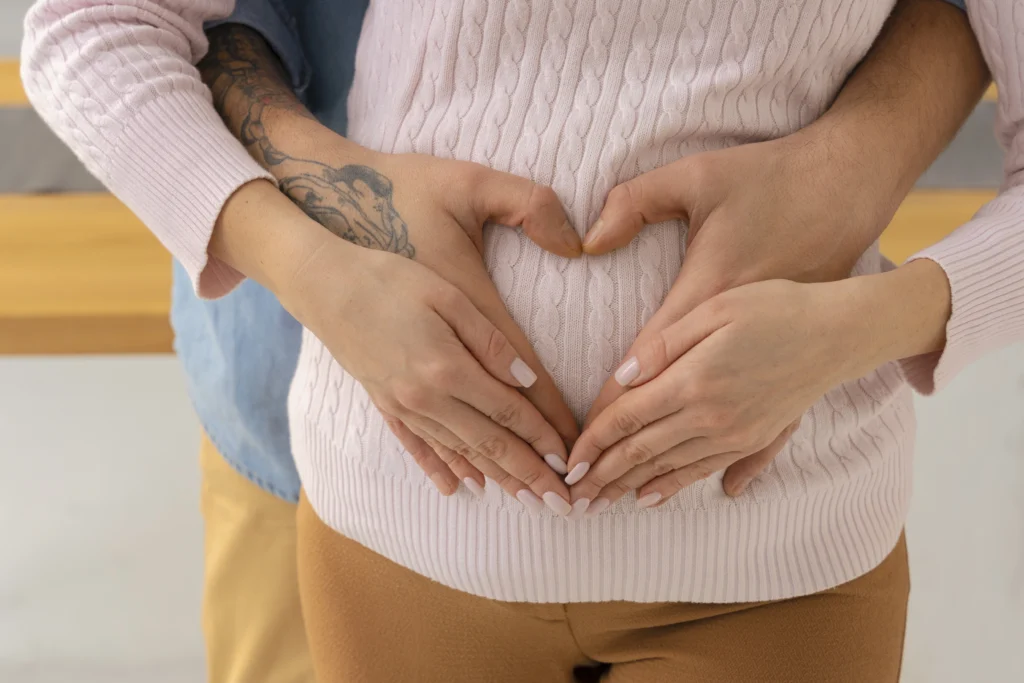 Pareja feliz con su embarazo gracias a las Clínicas De Fertilidad Para Personas De Bajos Recursos En Soacha