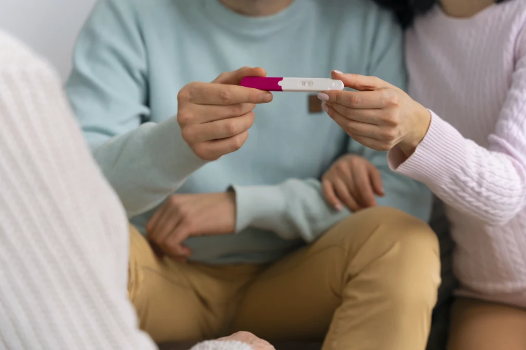 Pareja que logro su embarazo gracias a las clínicas de fertilidad para personas de bajos recursos en Soledad
