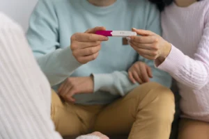 Pareja que logro su embarazo gracias a las clínicas de fertilidad para personas de bajos recursos en Soledad