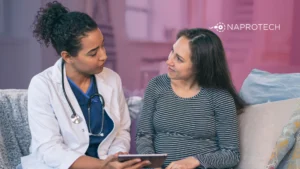 Doctora conversando con una mujer embarazada, representando la atención personalizada y el acompañamiento de la Naprotecnología en la búsqueda natural de la fertilidad.