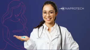 Profesional de la salud con bata blanca y estetoscopio sonríe mientras sostiene cápsulas azules en la mano, con un fondo azul que incluye la silueta de una mujer embarazada y el logo de Naprotech.