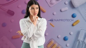 Mujer pensativa frente a un fondo con pastillas anticonceptivas y el logo de Naprotech, representando dudas sobre cómo los anticonceptivos afectan la fertilidad.